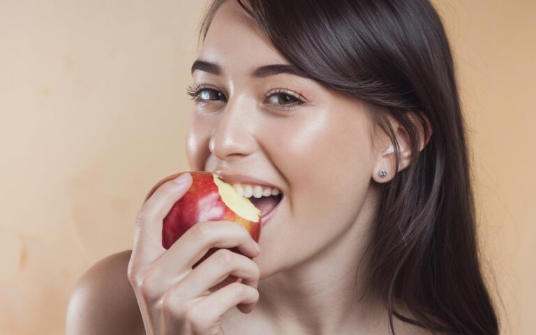 Faccio sempre questo gesto prima di mangiare una mela, elimina molto più pesticidi che sbucciare