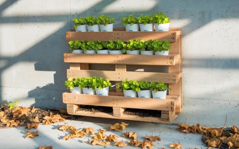 Stanco della mancanza di spazio? Il trucco facile per creare un giardino verticale robusto con materiali di recupero trovati in casa tua